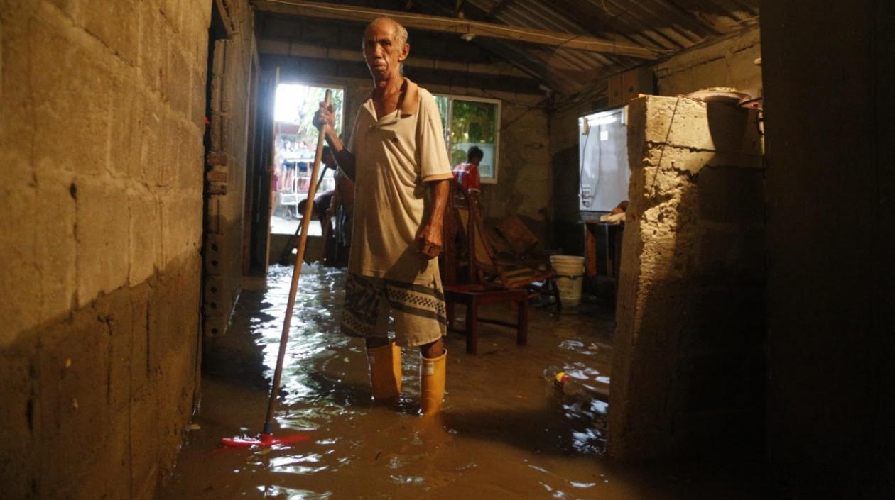 Este hombres es uno de los afectados por el desbordamiento del arroyo El Sapo
