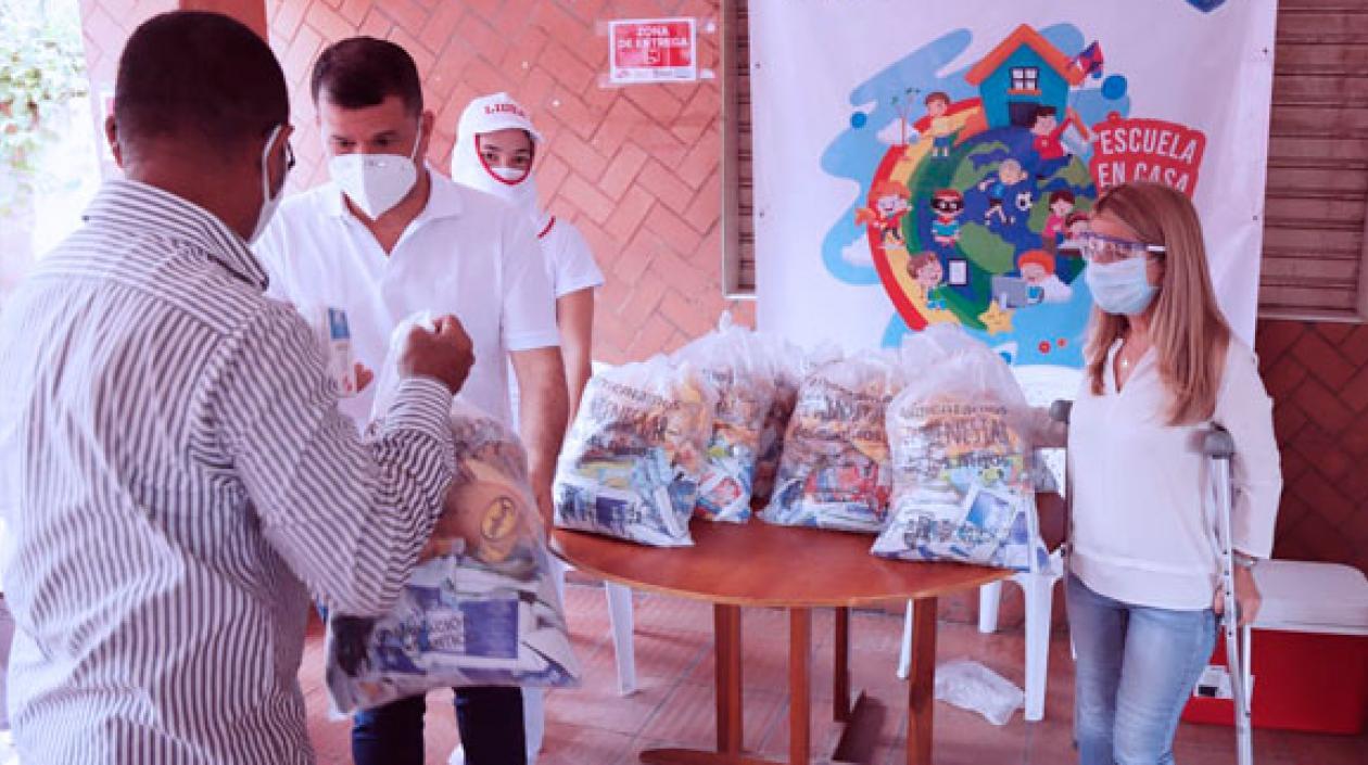 Entrega de alimentos en Palmar de Varela.