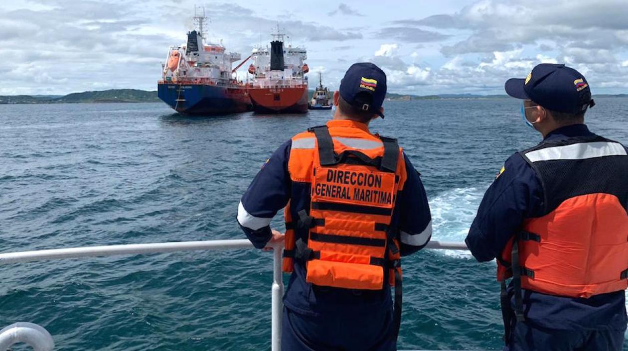 Expertos de la Dimar supervisando las maniobras.