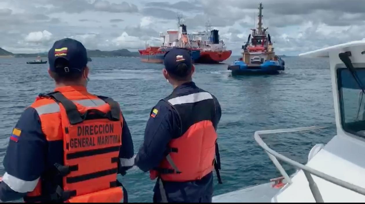 Inspectores de la Dimar supervisando las maniobras.