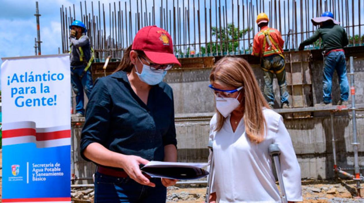 La gobernadora Elsa Noguera durante la visita a las obras en Palmar de Varela.