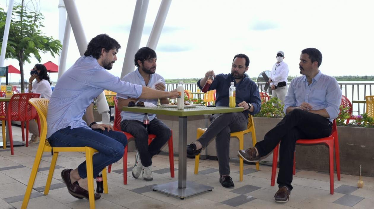 El Alcalde Jaime Pumarejo y su equipo de trabajo.