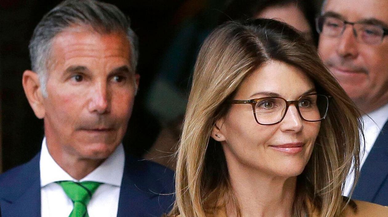 Lori Loughlin y, a la izquierda, su esposo el diseñador de moda Mossimo Giannulli.