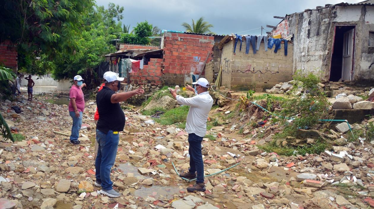 Funcionarios de la Alcaldía verificando la situación en los barrios afectados.