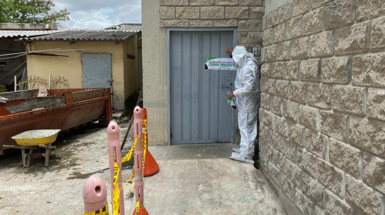 Momento del cierre del horno del Cementerio Universal