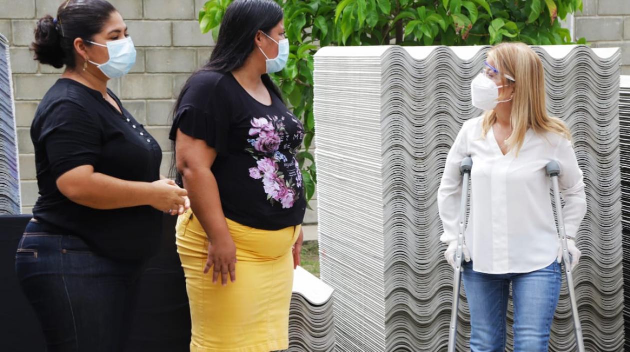 La gobernadora en la entrega de los materiales en los municipios.