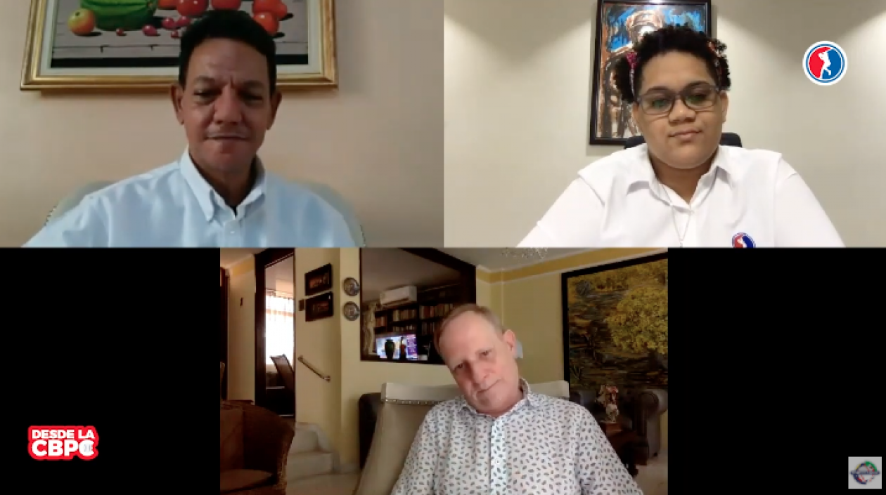 Los dos periodistas, parte superior; el entrevistado José Víctor De Castro, exgerente de Caimanes.