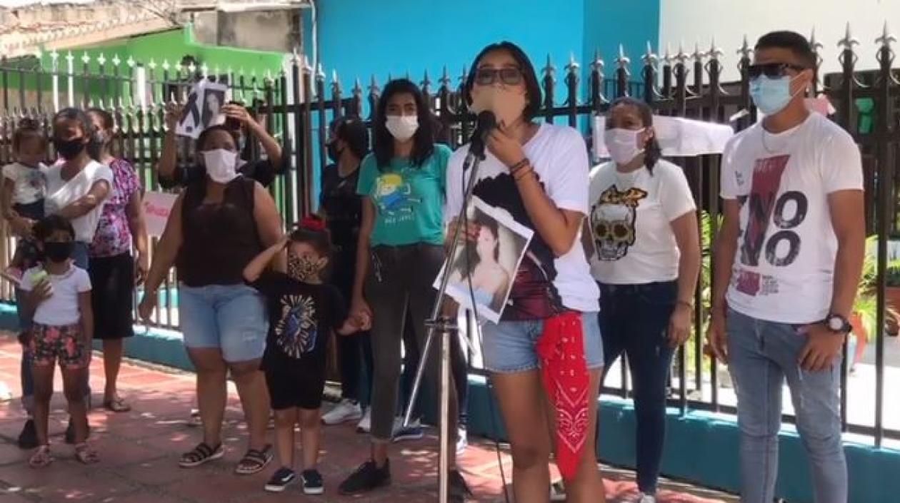 Amigas y familiares exigiendo justicia por el crimen.