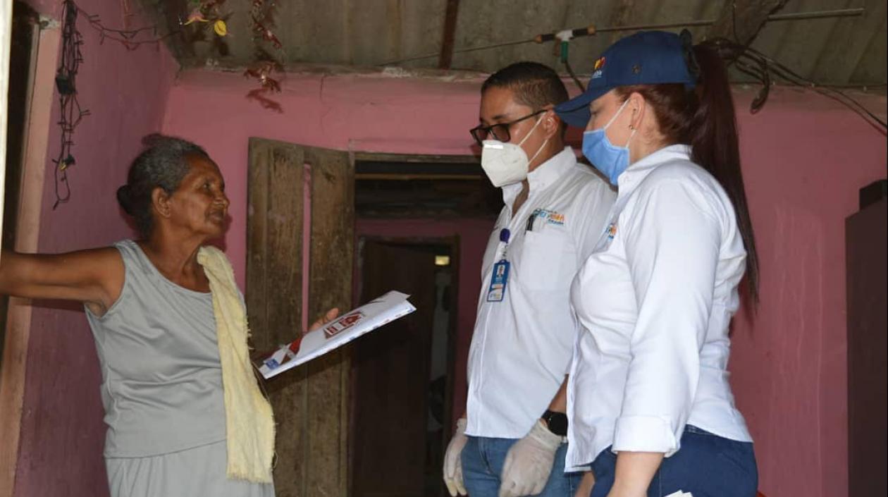 Una víctima de la violencia recibe su título de propiedad.