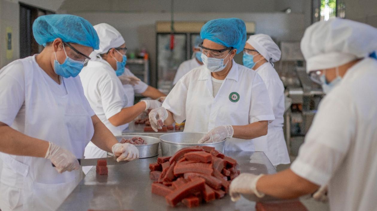 Matronas de Palmar de Varela partiendo el bocadillo.