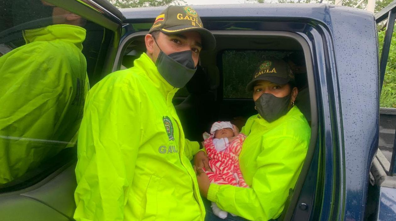 Personal del Gaula rescata a niña en Rotinet.