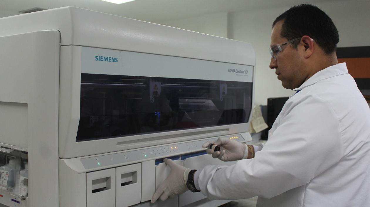 Laboratorio del Hospital Universidad del Norte ensaya vacunas de Covid-19