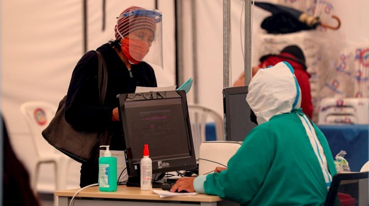 Una persona es atendida en la zona de triage del hospital Iess del Sur, en Quito (Ecuador).