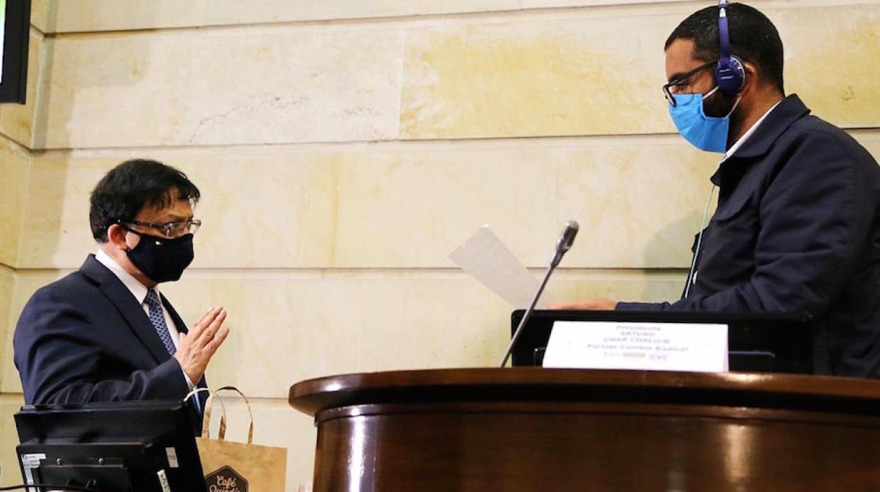 Jorge Enrique Ibáñez, aceptando la elección ante el presidente del Senado, Arturo Char Chaljub.