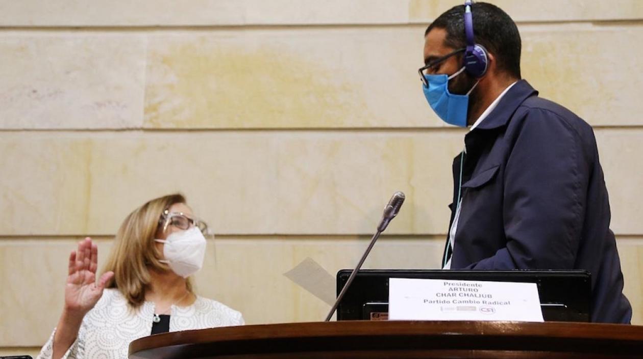La nueva Procuradora Margarita Cabello Blanco, tomando posesión ante el presidente del Senado Arturo Char.