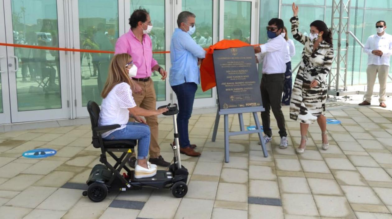 Develación de la placa conmemorativa de la Caja de Cristal.