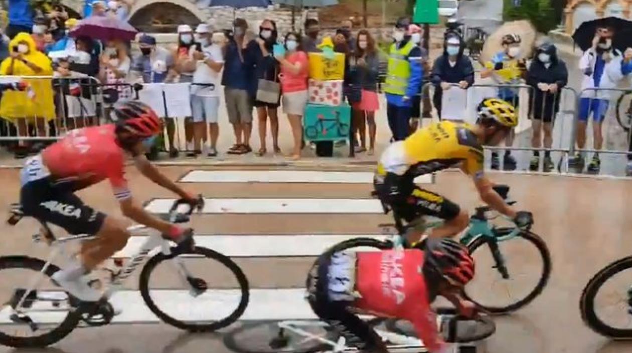 Momento de la caída de Nairo Quintana.