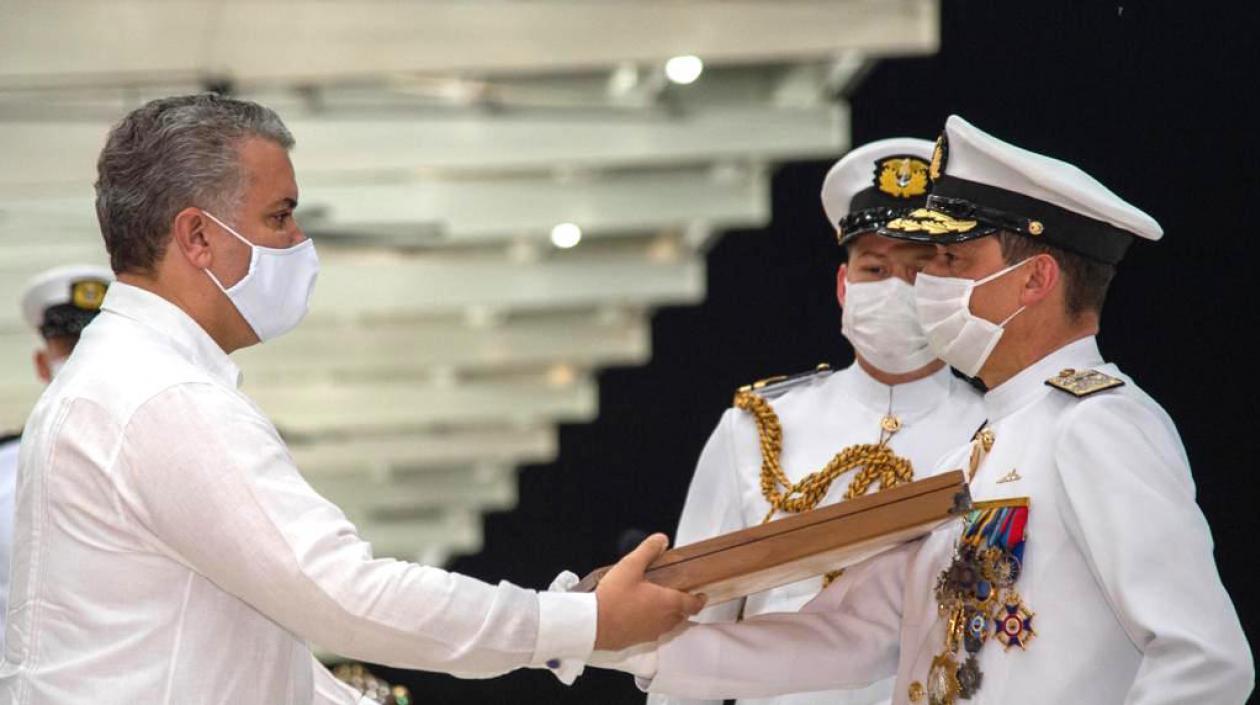 El Presidente Iván Duque y el nuevo Comandante, Vicealmirante Gabriel Alfonso Pérez Garcés.