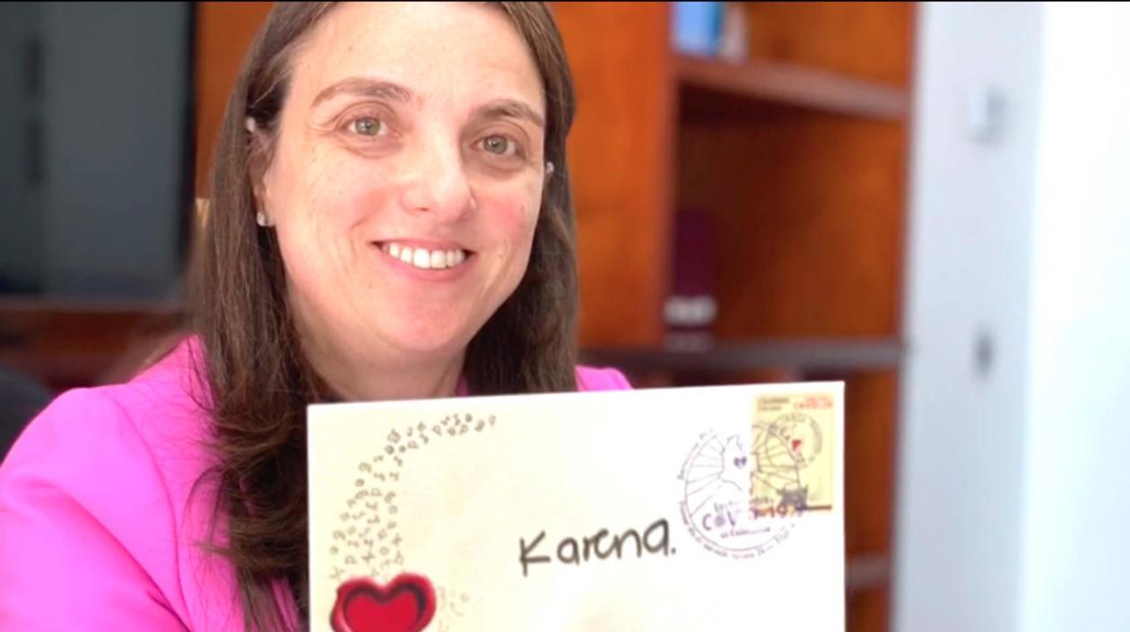La Ministra Karen Abudinen mostrando el sobre dirigido a sus sobrinos.