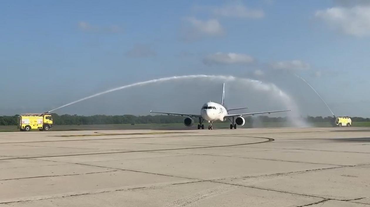 Llegada del primer vuelo no humanitario al aeropuerto Ernesto Cortissoz.