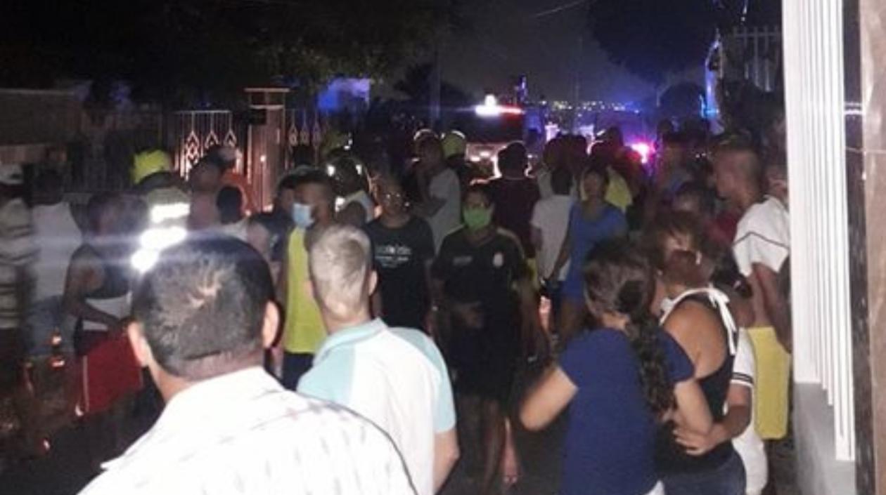 La comunidad se aglomeró en la zona donde la mujer se electrocutó tras caerle la guaya.