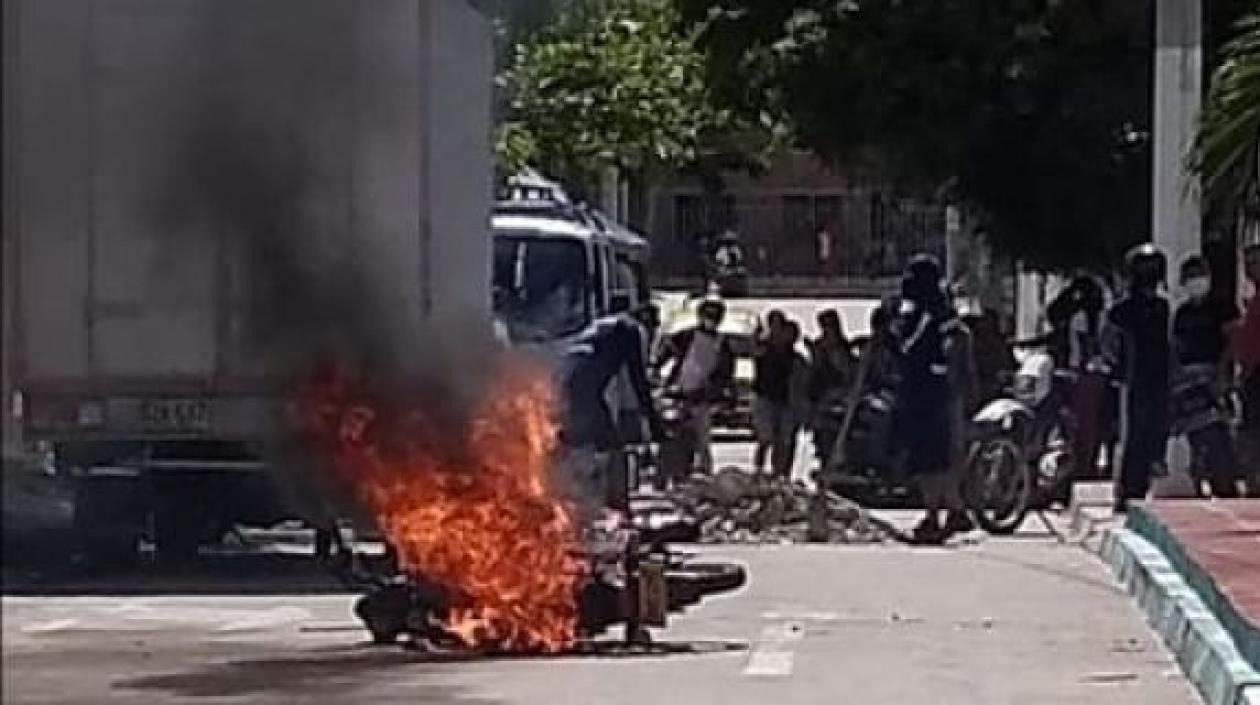 La moto del presunto delincuente fue quemada por la comunidad. 