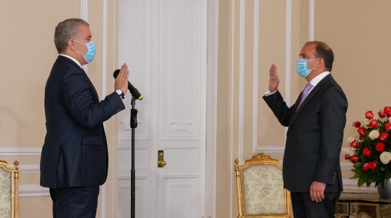 Carlos Camargo Assís tomó posesión como Defensor del Pueblo ante el Presidente Iván Duque.