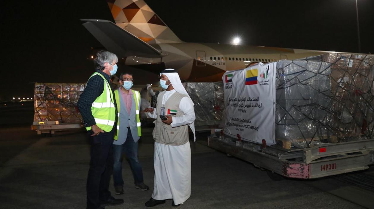 El Embajador Jaime Amín supervisando el traslado de la ayuda a Colombia.