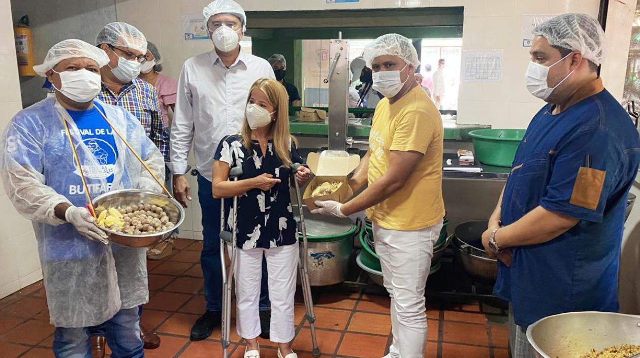 La gobernadora Elsa Noguera visitó una fábrica de butifarras en Soledad.