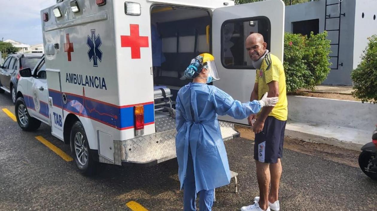 Oswaldo Abello es atendido en una ambulancia.