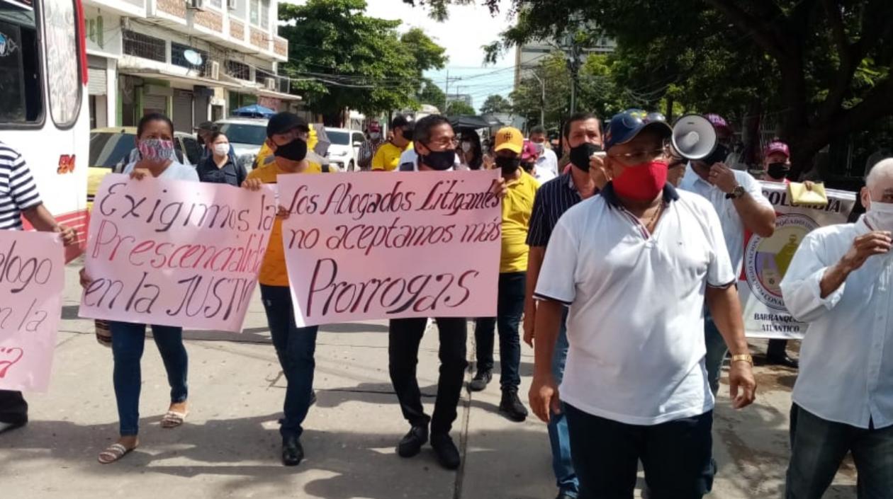 Abogados litigantes durante el plantón de este viernes. 