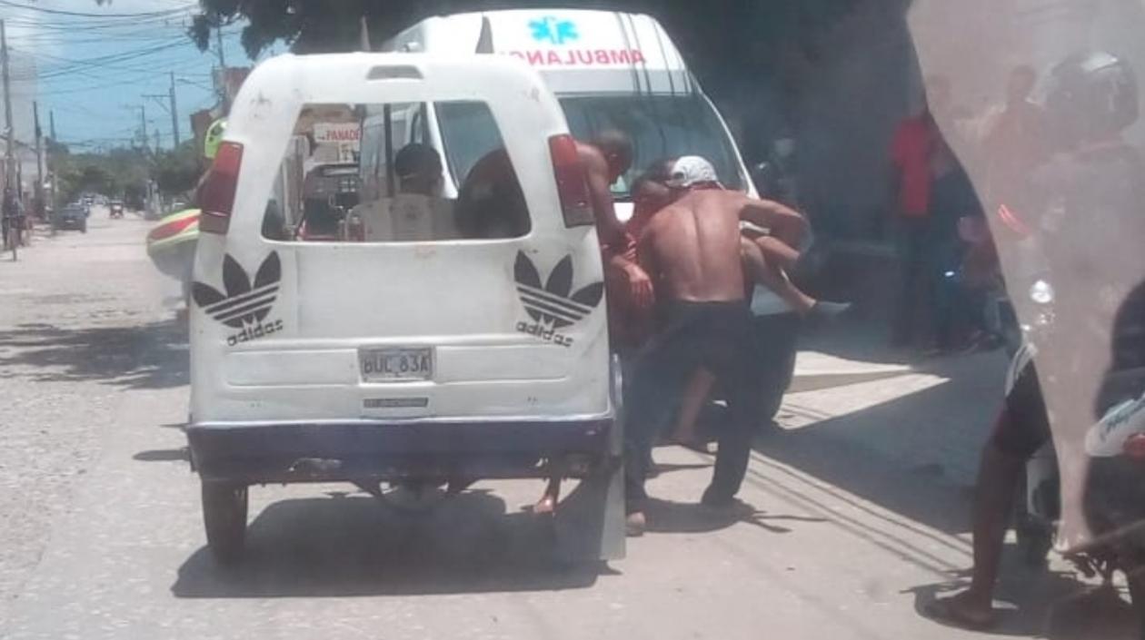 La víctima fue llevada en un motocarro al Hospital Juan Domínguez Romero.