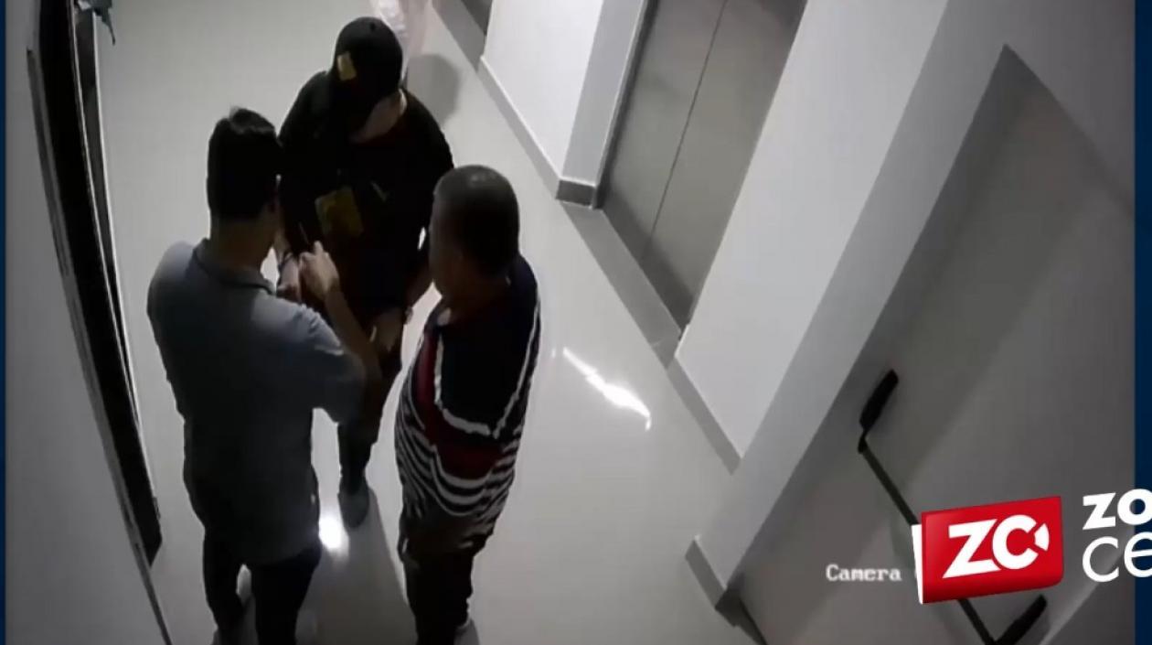 Integrantes de la 'Covid-fiesta' comprando y consumiendo droga.