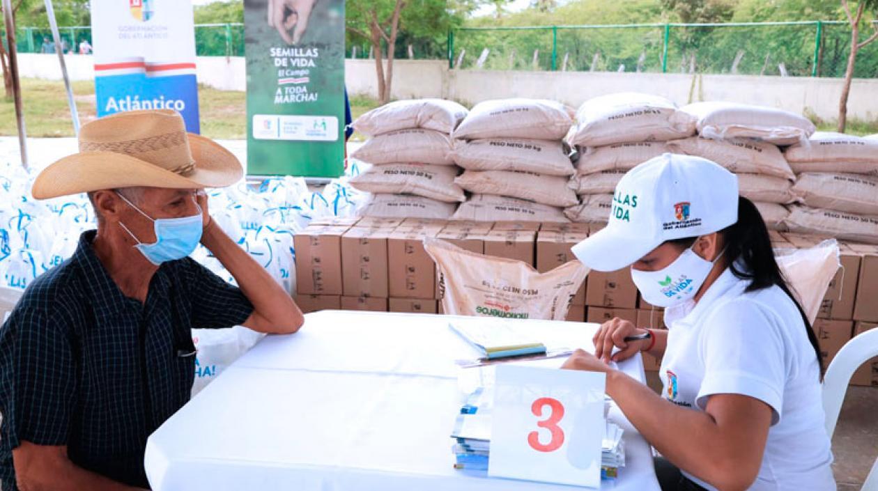 Uno de los cultivadores recibiendo el kit agropecuario.
