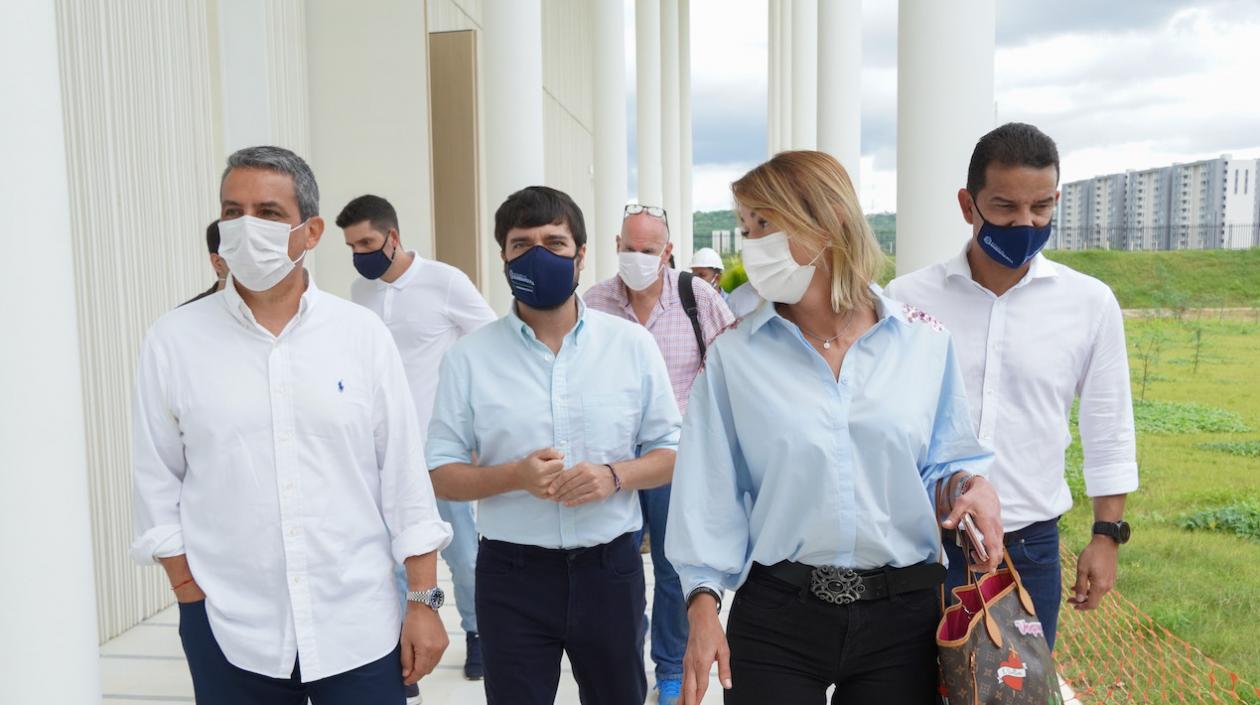 El presidente de la Dimayor, Fernando Jaramillo; el alcalde Jaime Pumarejo, la viceministra de Deporte Lina Barrera, en primer plano.