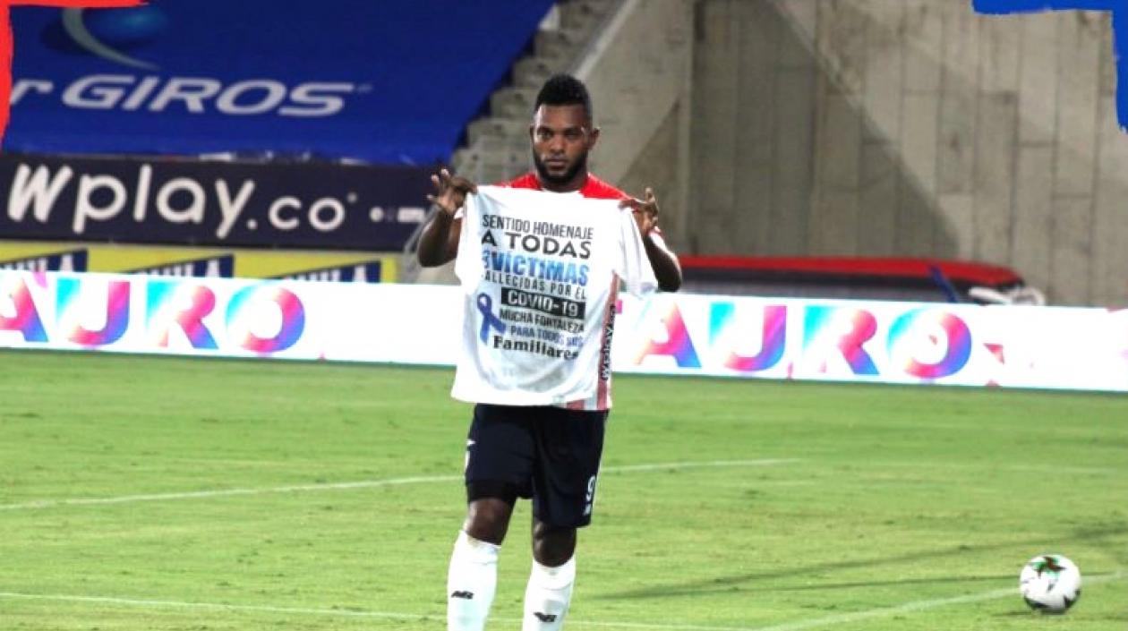 Miguel Ángel  Borja celebrando el gol homenajeando a las víctimas por el Covid-19.