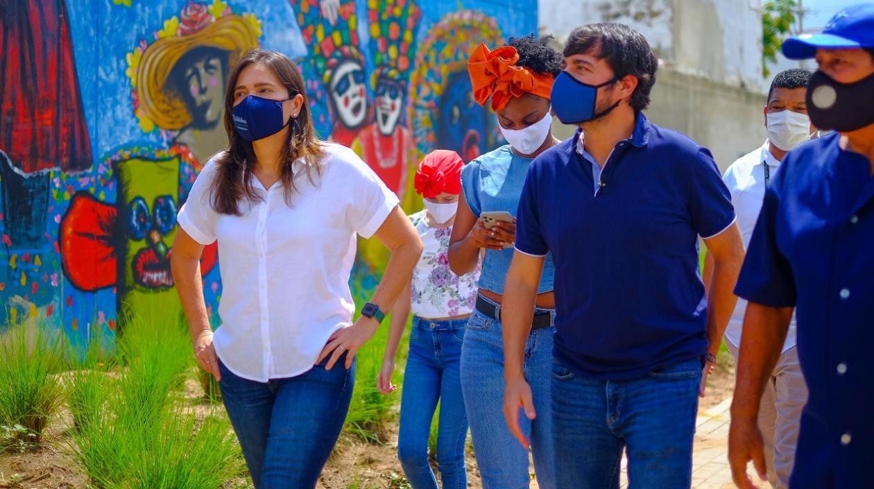 Secretaria María Teresa Fernández y Alcalde Jaime Pumarejo.