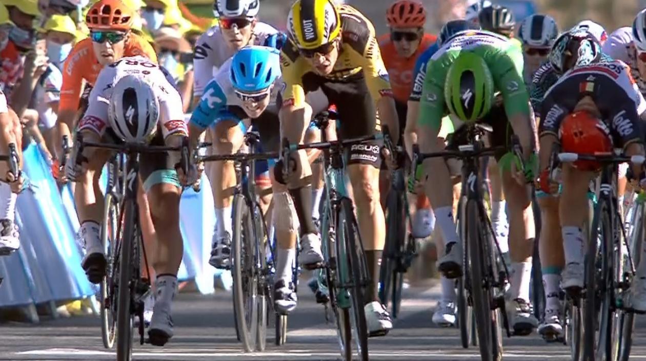 Caleb Ewan ganó en un sprint cerrado la etapa.