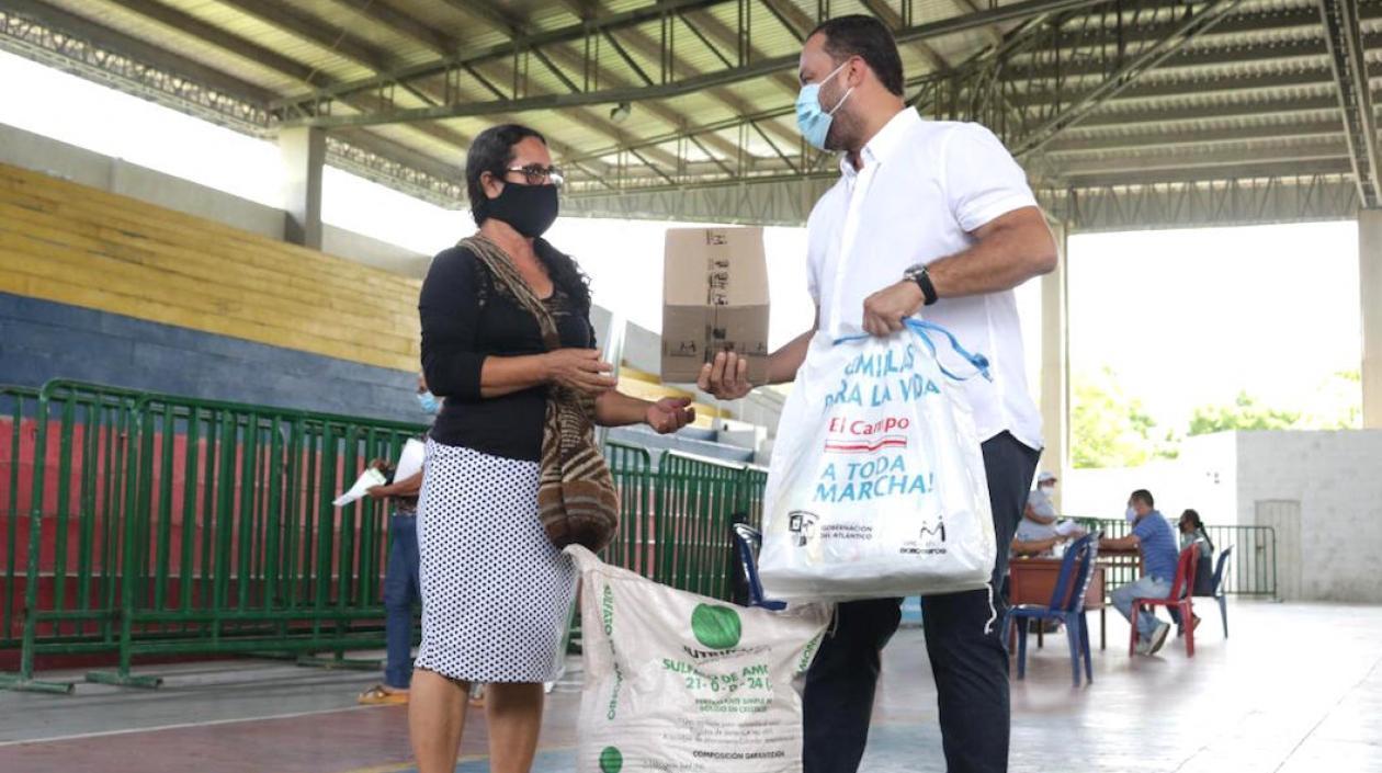 El Alcalde José Fernando Vargas entregando el kit a una beneficiaria.