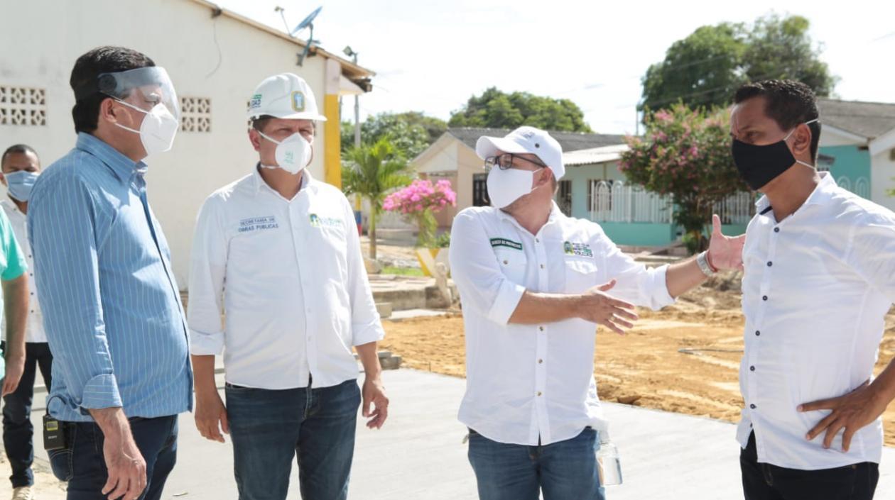 El Alcalde Soledad, Rodolfo Ucrós, inspeccionando las obras de pavimentación. 