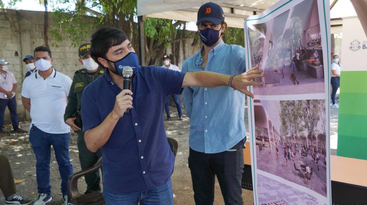 El Alcalde Jaime Pumarejo socializando el proyecto.
