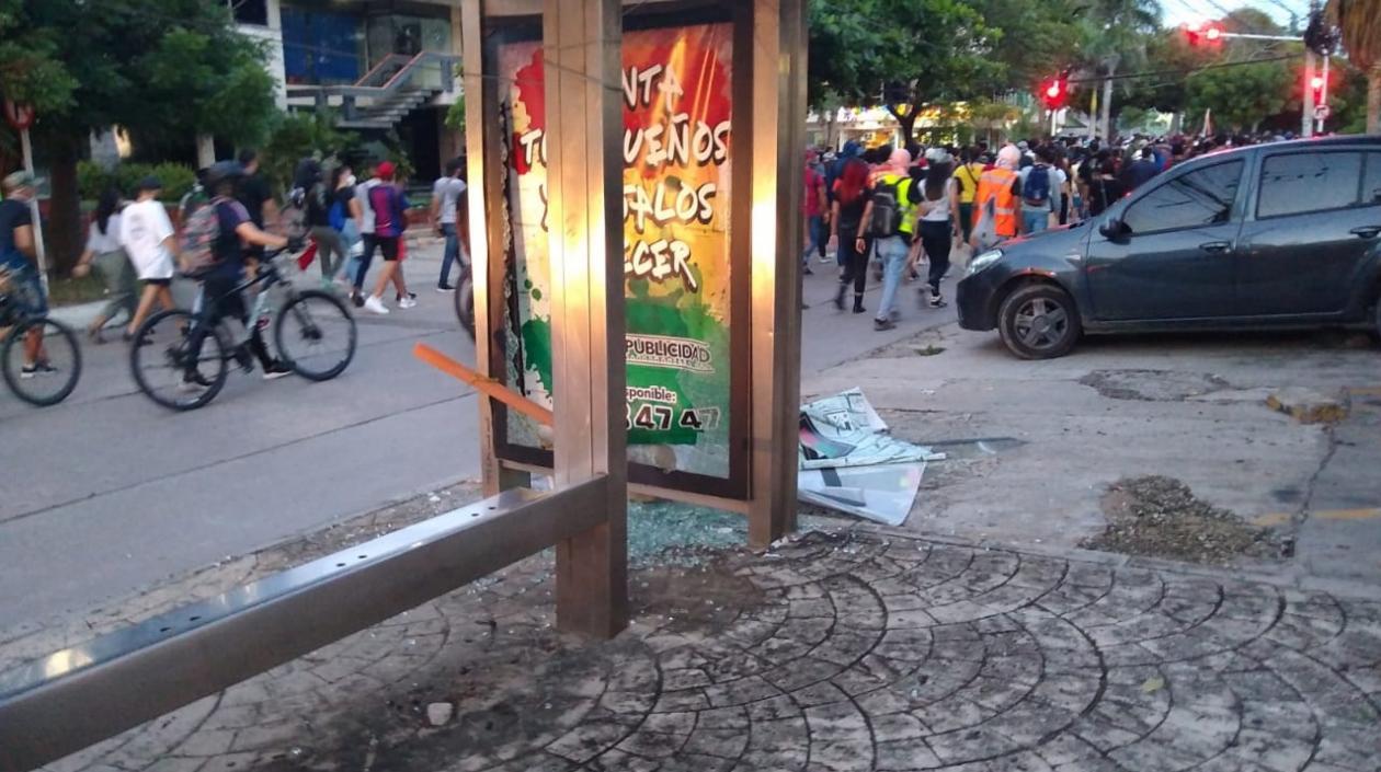 Paradero de buses destruido por los vándalos.