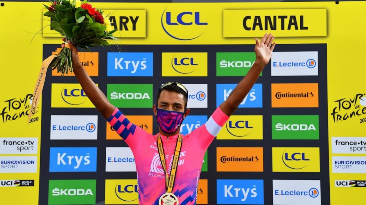 Daniel Felipe Martínez en el podio como ganador de la etapa 13 del Tour.