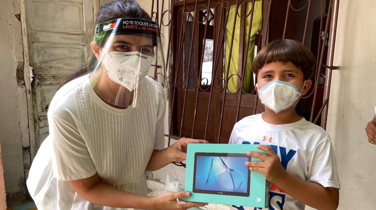 Donación de tablets a estudiantes y docentes de primaria en el Atlántico por parte de la Fundación Gases del Caribe.