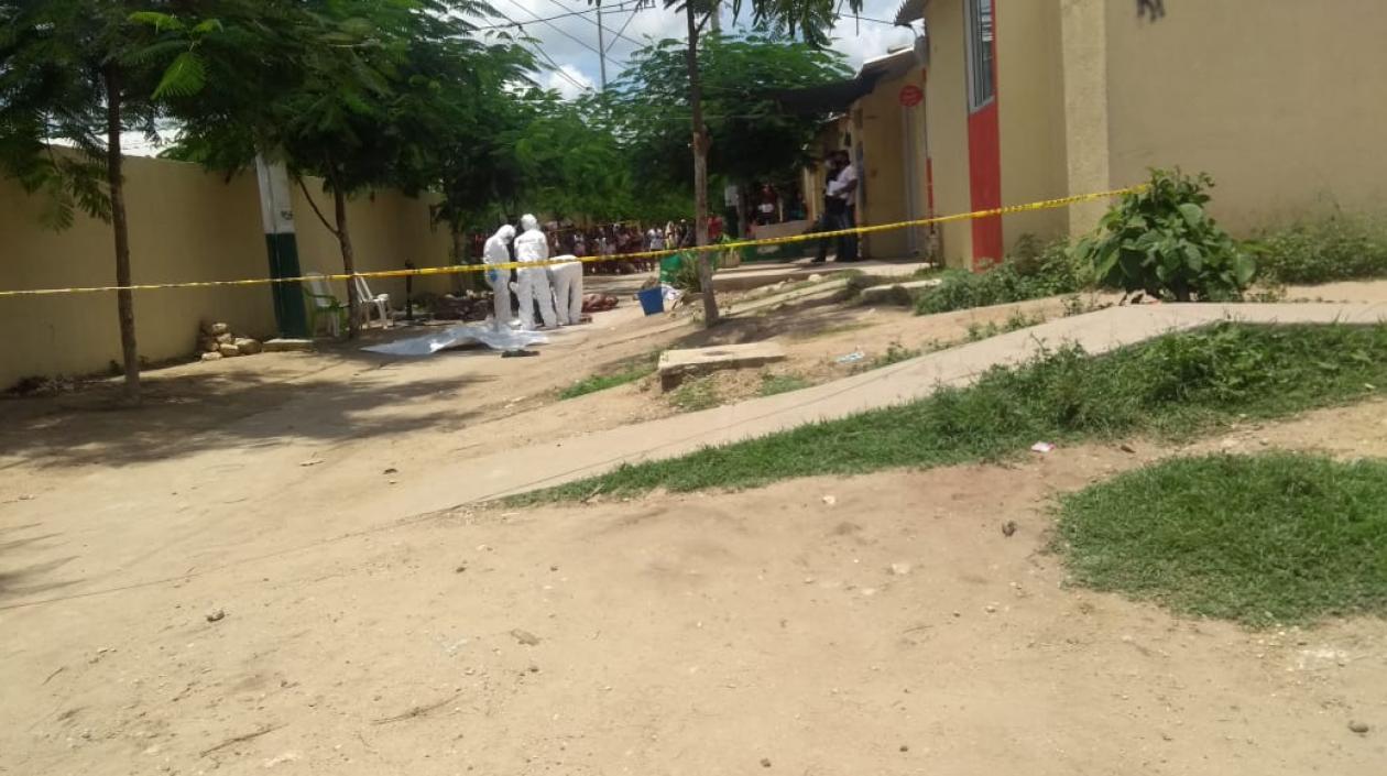 Momento en que el CTI inspeccionaba los cuerpos en el lugar de los hechos. 