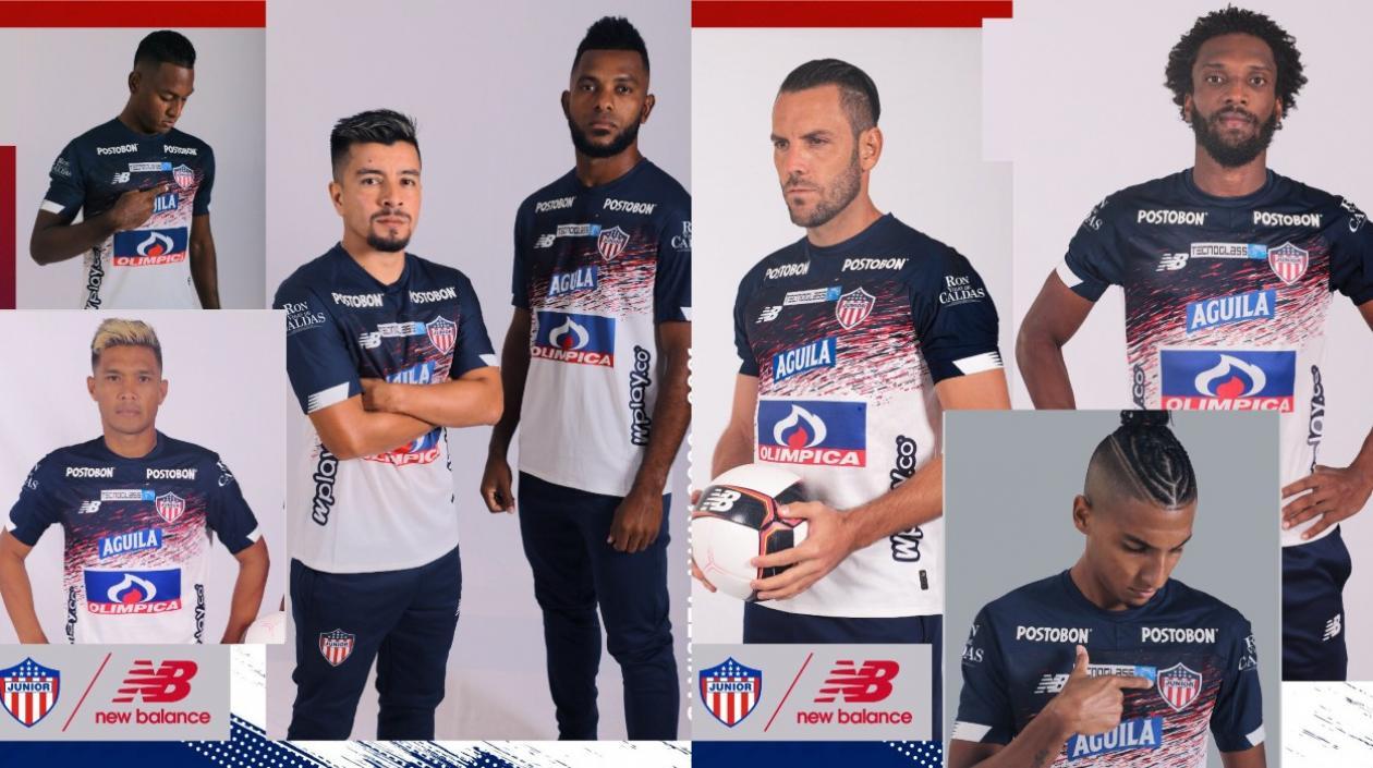 Jugadores de Junior con la nueva camiseta.
