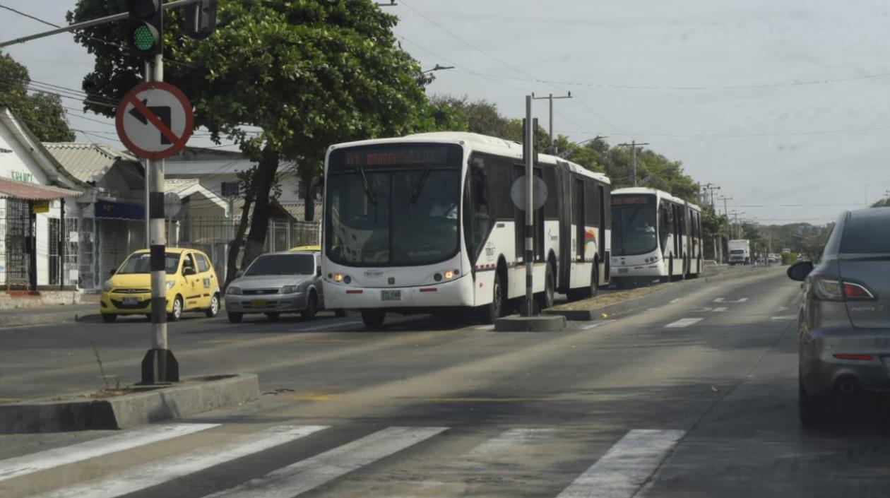 Articulados de Transmetro circulando por la Troncal Murillo. 