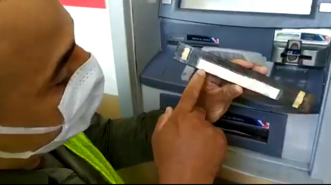 Barra metálica en cajero automático.