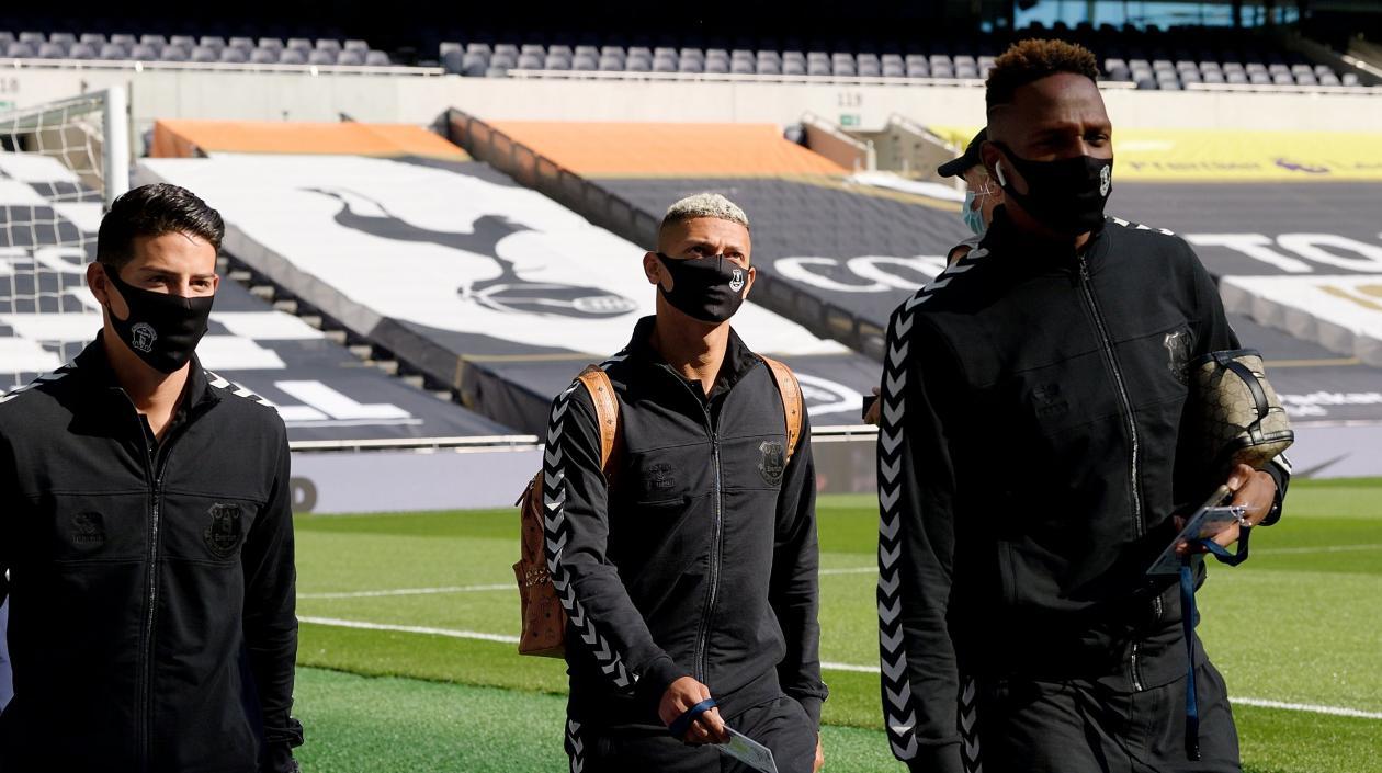 James Rodríguez a su llegada al estadio, con sus compañeros entre ellos Yerry Mina.