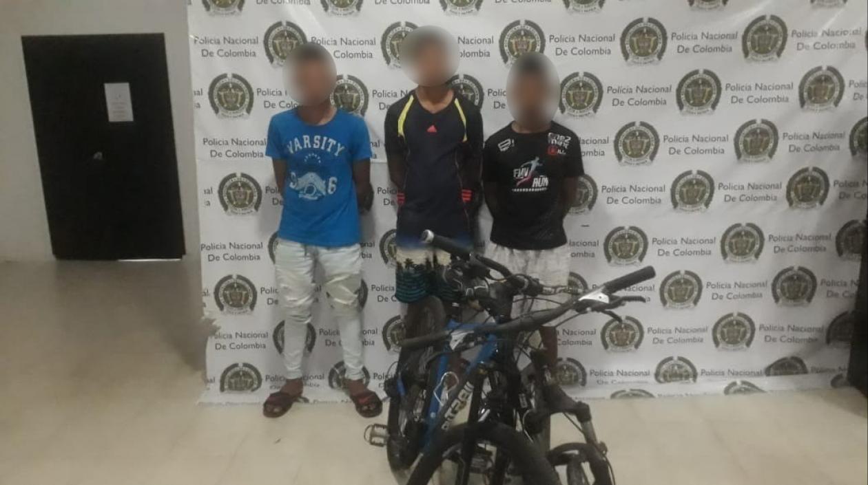 Los capturados con las bicicletas hurtadas.